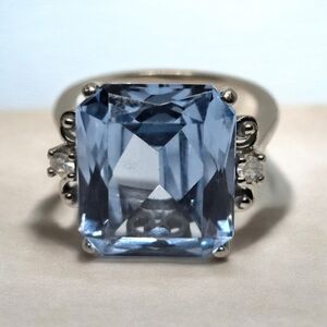 Vintage 10K White Gold Blue 8 Carat Topaz Gemstone Ring With Crystal Accent